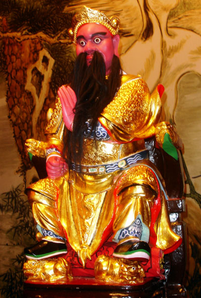 〈这张洪仙大帝金身照片由笔者摄於3-3-2013柔佛古庙游神庆典,一年一度金身暂时性取下金花,头饰,披挂,兵器等等。〉